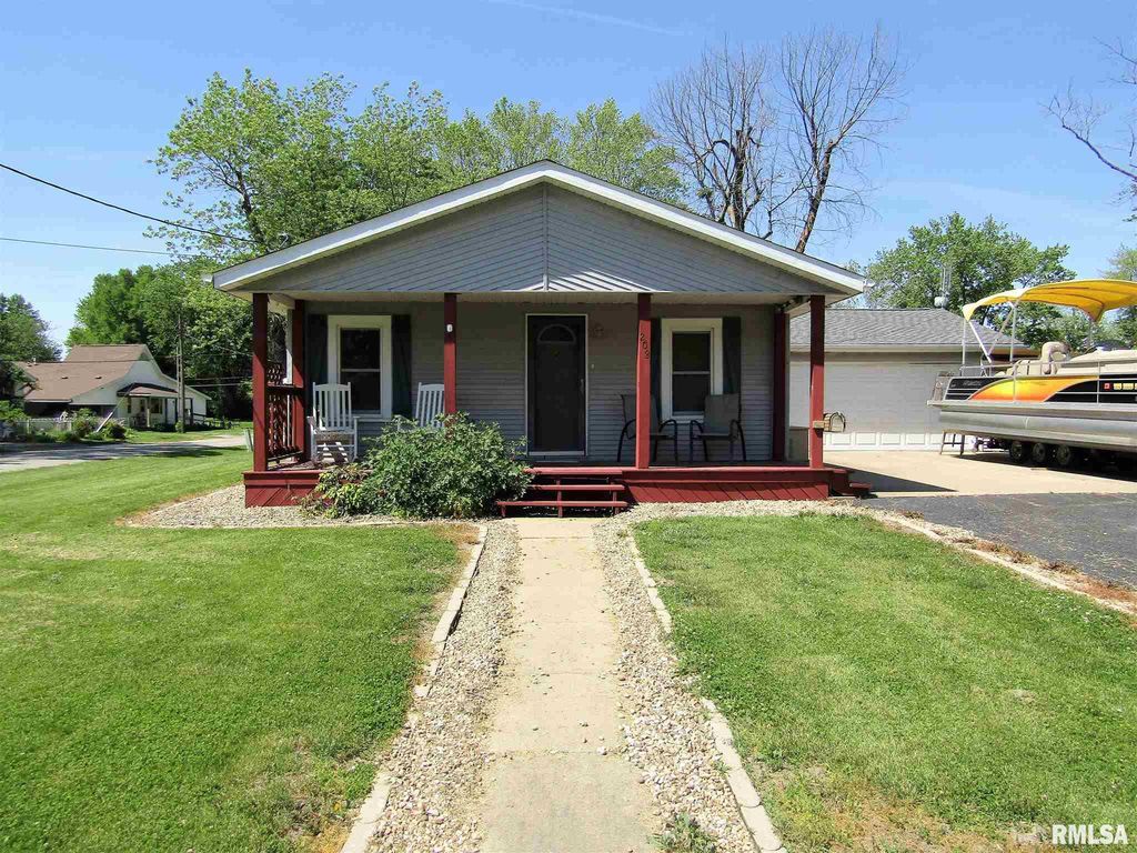 208 W Avenue J, Lewistown, IL 61542