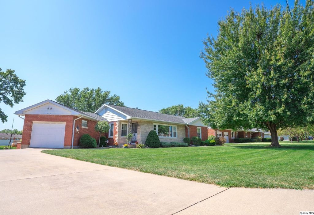 2310 Cherry Ln, Quincy, IL 62301