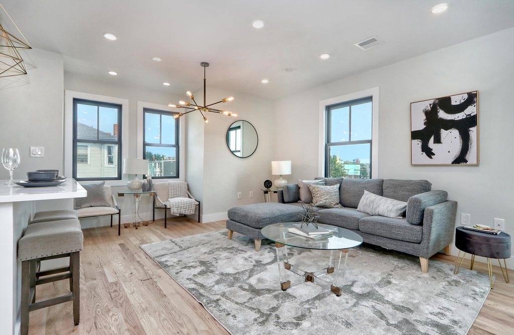 4 Brooks St #4, Boston, MA 02128