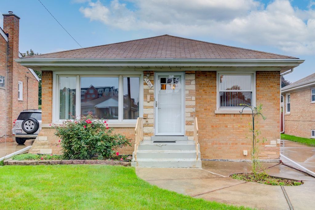 7416 W Strong St, Harwood Heights, IL 60706