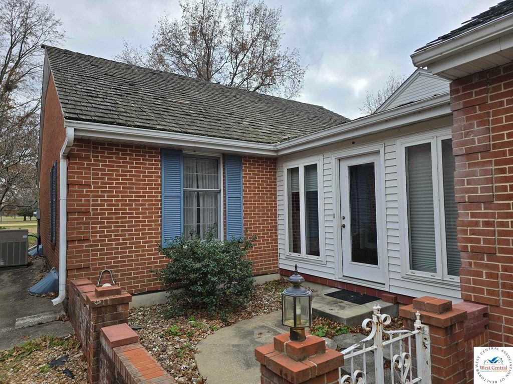 1006 E  Palmer Pl, Clinton, MO 64735