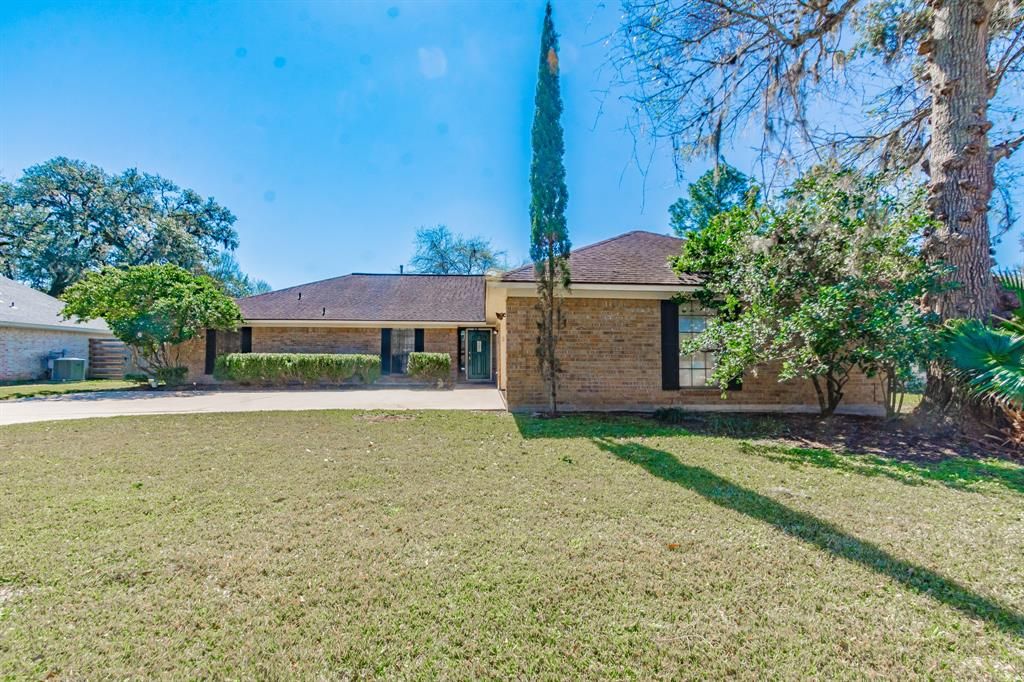 233 Woodhaven Dr, West Columbia, TX 77486
