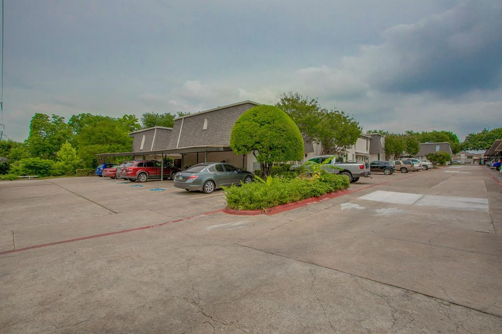 906 S Weatherred Dr, Richardson, TX 75080