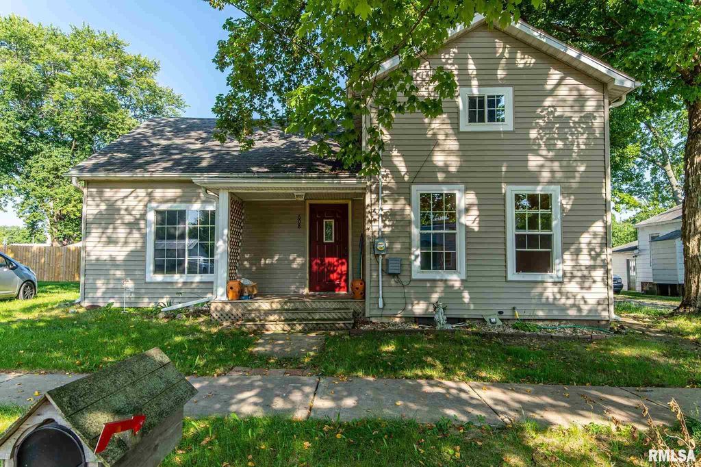 608 S Locust St, Delavan, IL 61734