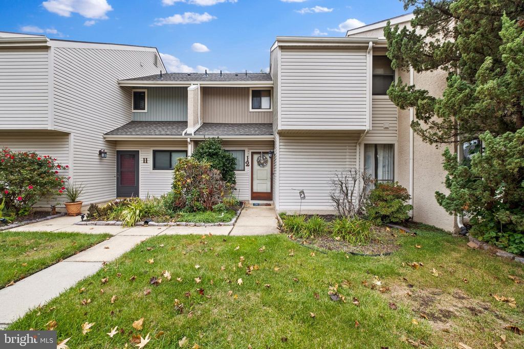 12 Tulip Ct, Mount Laurel, NJ 08054