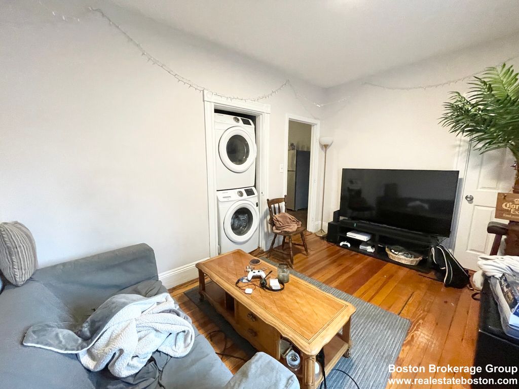692 Columbia Rd #1R, Boston, MA 02125