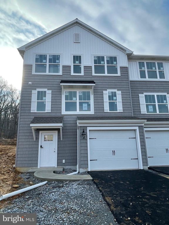 436 Smokering Dr #19, Robesonia, PA 19551