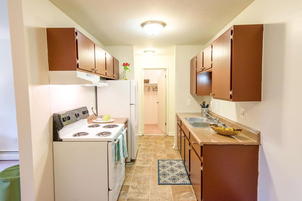 2911 Bynan Dr, Ypsilanti, MI 48197