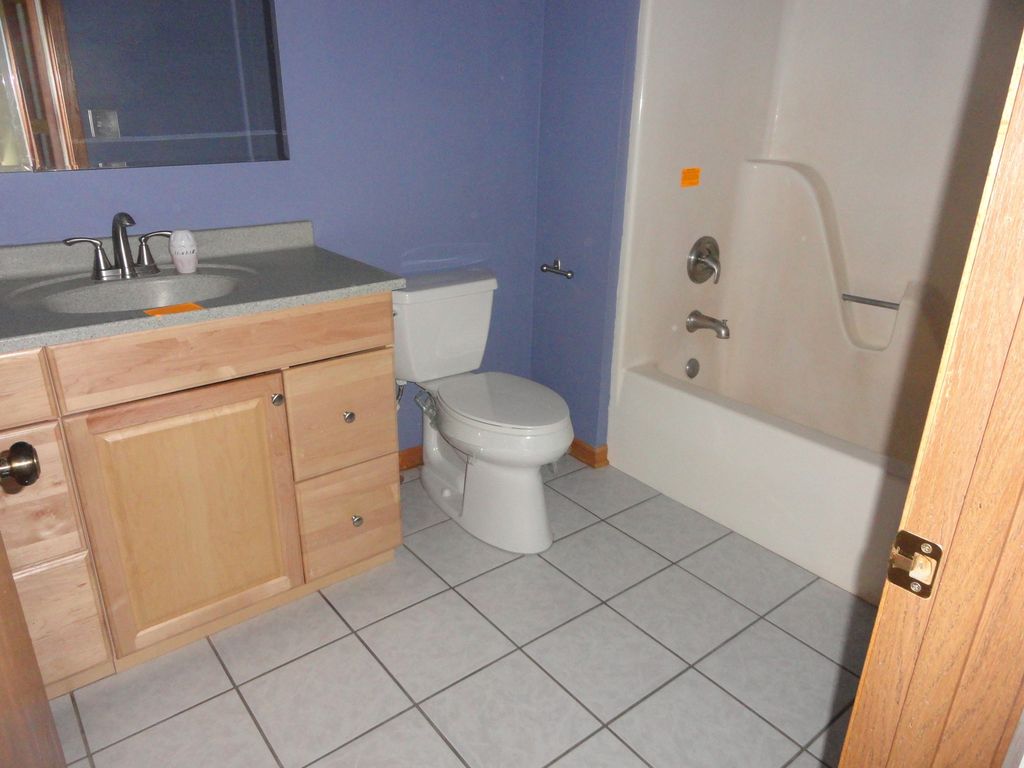 950 Hawthorne Dr, Crystal Lake, IL - 3 Bed, 2 Bath Single-Family Home