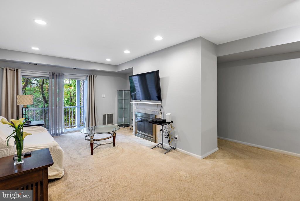15 Pickering Ct #2, Germantown, MD 20874