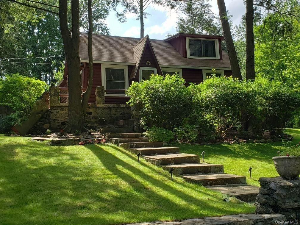 43 Rogers Ln, Yorktown Heights, NY 10598