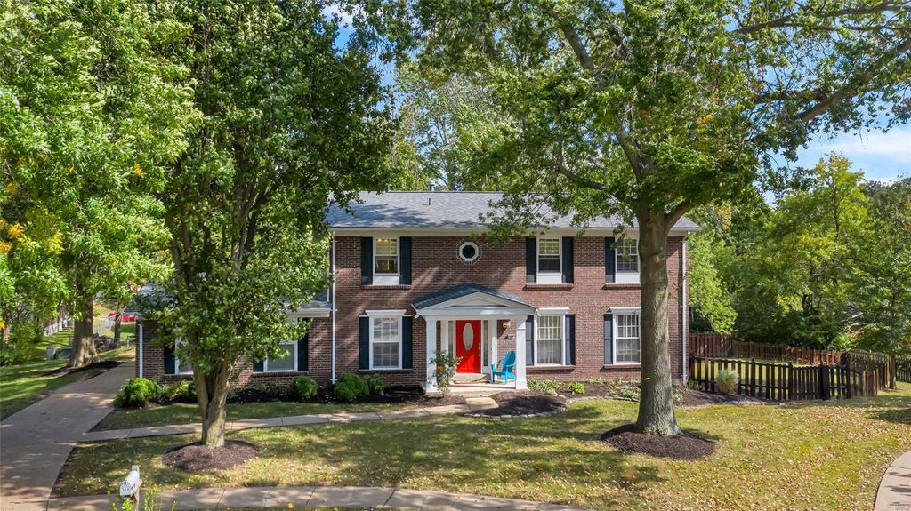 300 High Meadows Dr, Ballwin, MO 63011