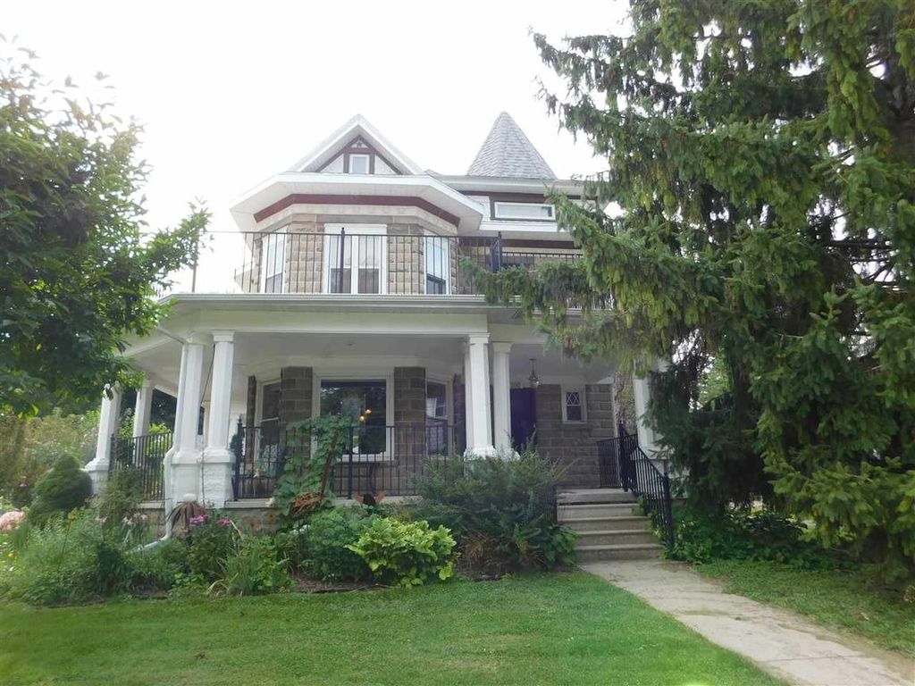 300 Prairie St, Reeseville, WI 5 Bed, 3 Bath SingleFamily Home 28