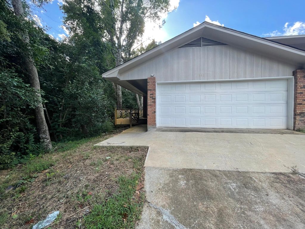 541 Woodland Hills Pl, Jackson, MS 39216