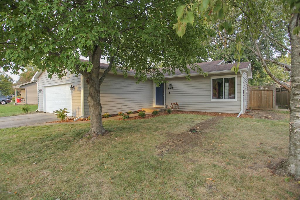 606 Compton Ave, Champaign, IL 61822