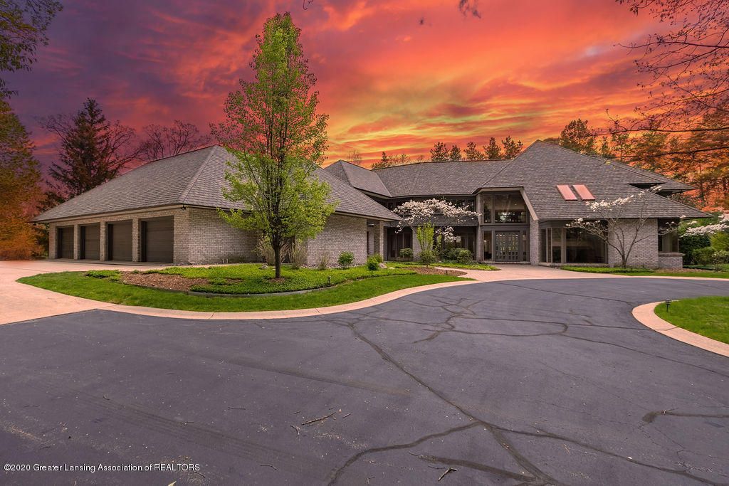 6400 Pine Hollow Dr, East Lansing, MI 48823