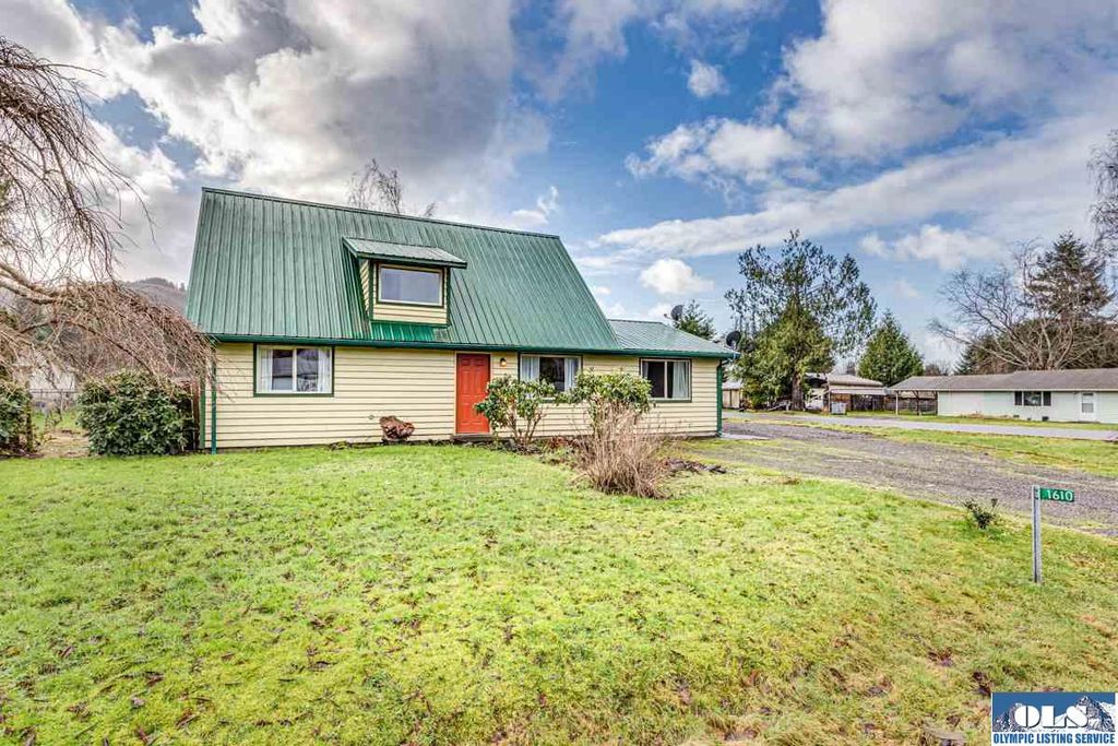 1610 Pleasant St, Forks, WA 98331