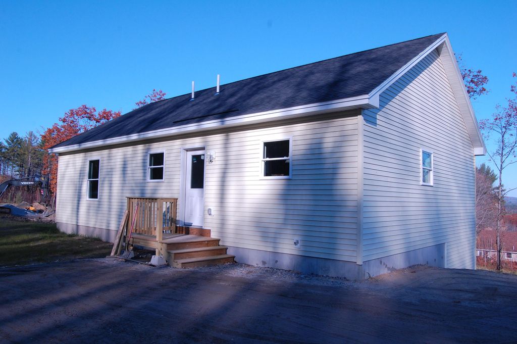 40 Haynes Heights Dr, Norway, ME 04268