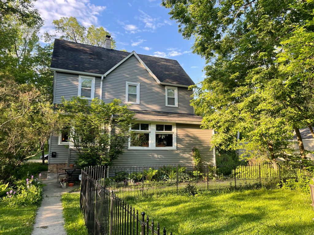 1916 Noyes St #A, Evanston, IL 60201