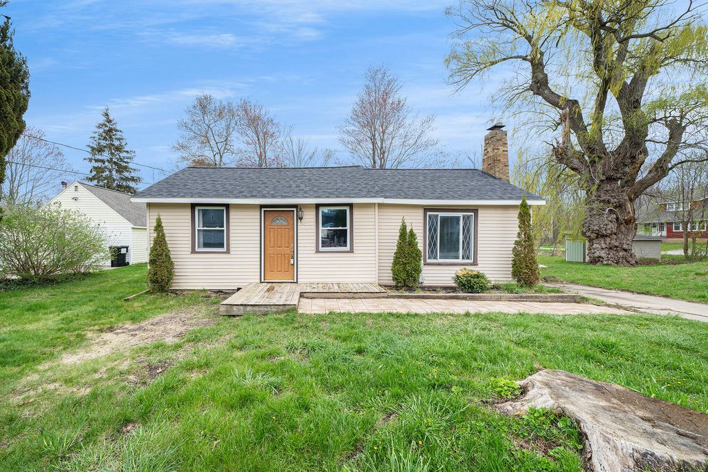 16834 Willow St, Spring Lake, MI 49456