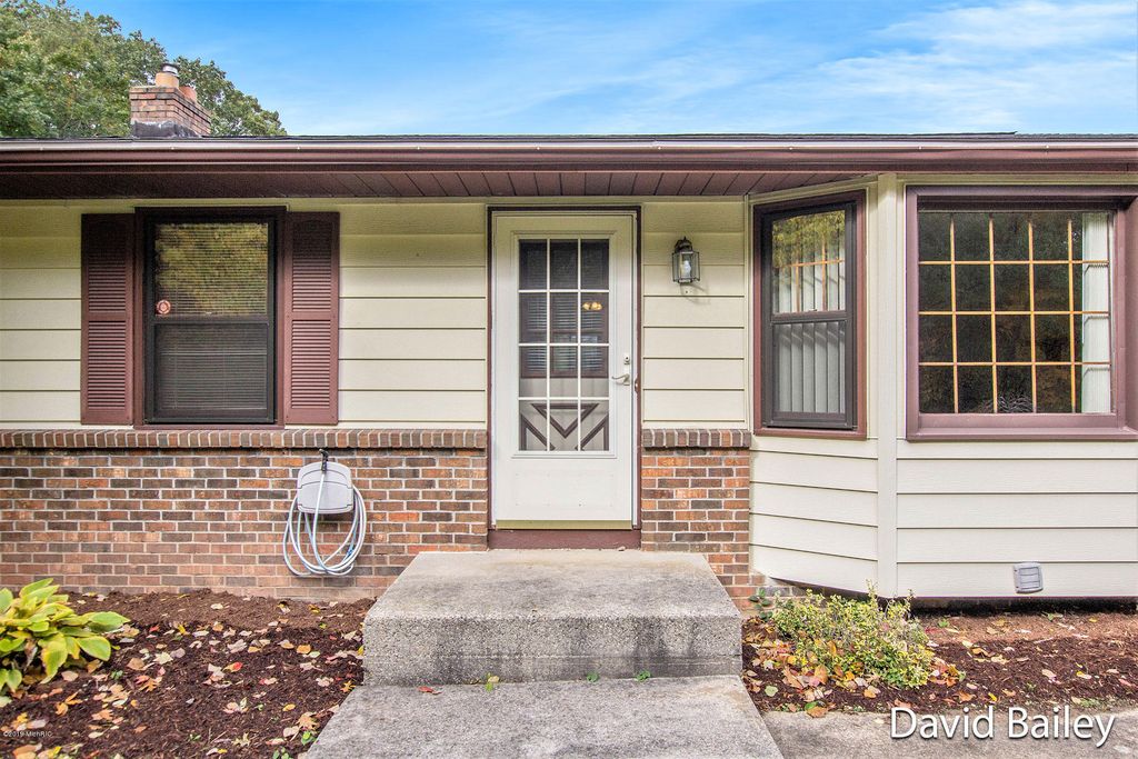6221 9 Mile Rd NE, Rockford, MI 3 Bed, 2 Bath SingleFamily Home 32