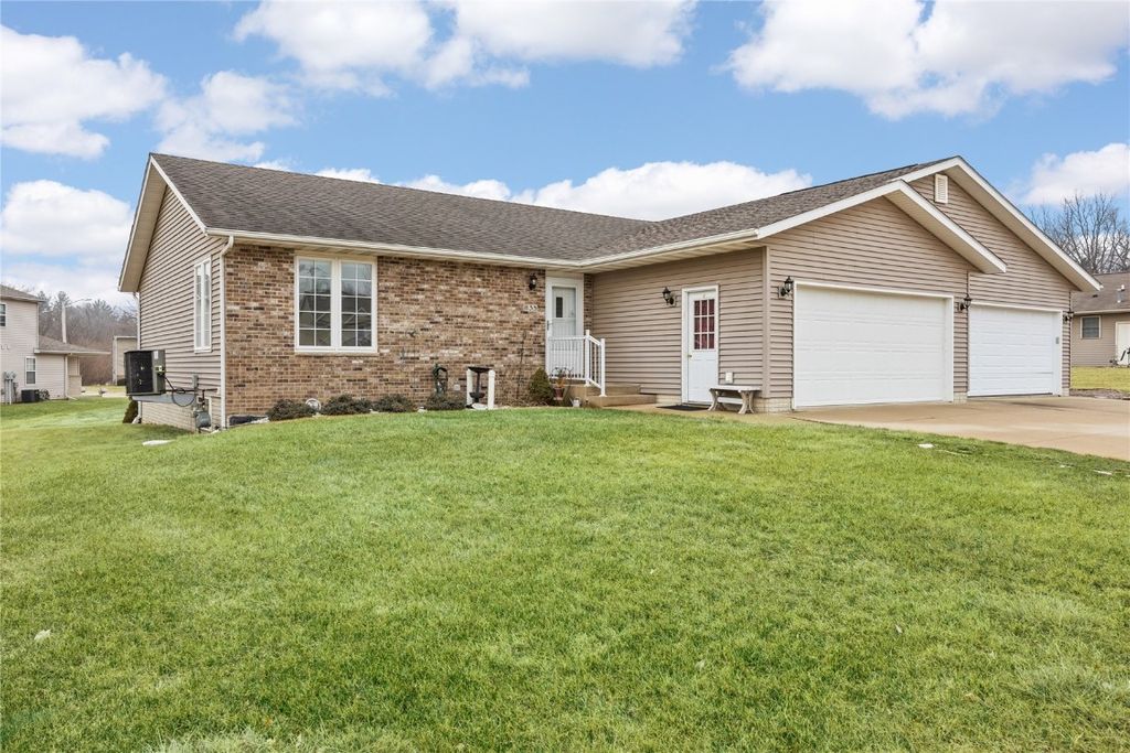 835 E  Liberty St, Anamosa, IA 52205