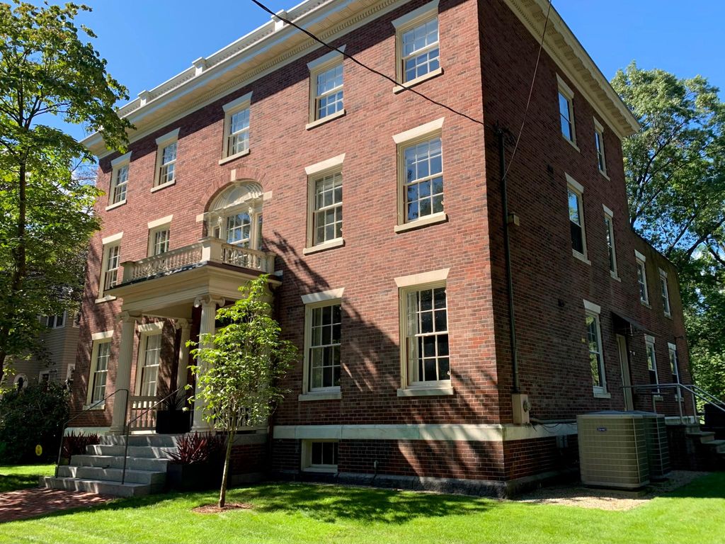 17 Farrar St, Cambridge, MA 02138