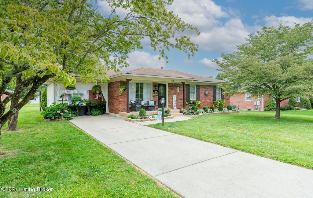 8010 White Cedar Dr, Louisville, KY 40219