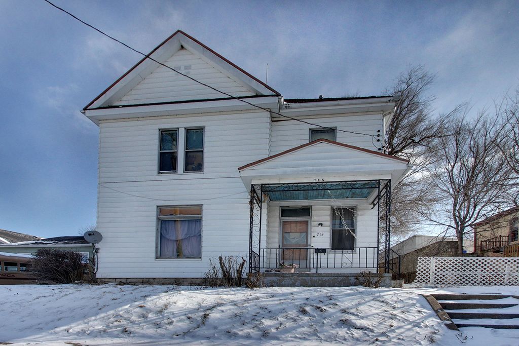 715 S 8th St, Quincy, IL 62301