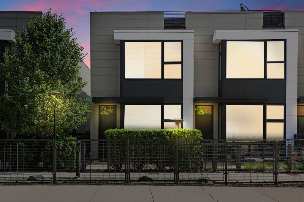 449 W Hobbie St, Chicago, IL 60610