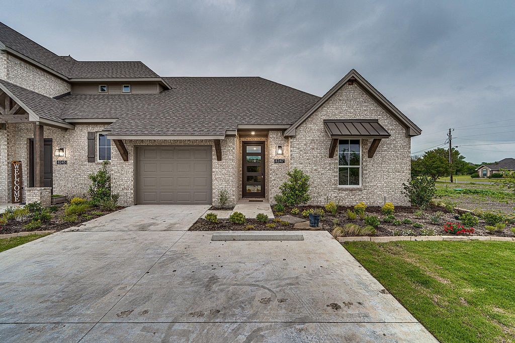 8247 Heritage Glen Dr #1, Red Oak, TX 75154