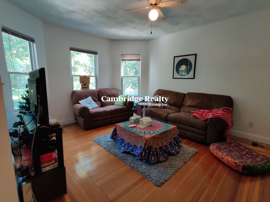 86 Fellsway W #2, Somerville, MA 02145