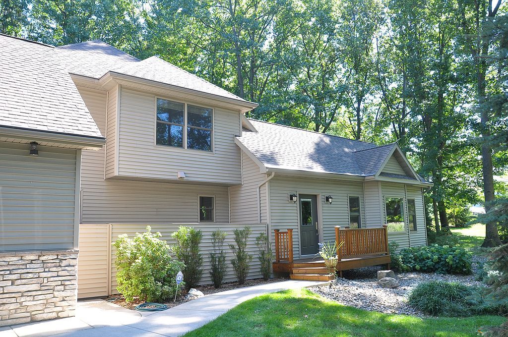 3020 Oak Ln, Stevensville, MI 5 Bed, 5 Bath SingleFamily Home 60