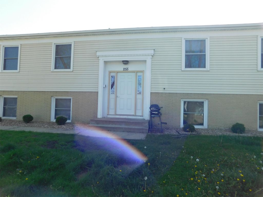 255 32nd St NW #1, Cedar Rapids, IA 52405