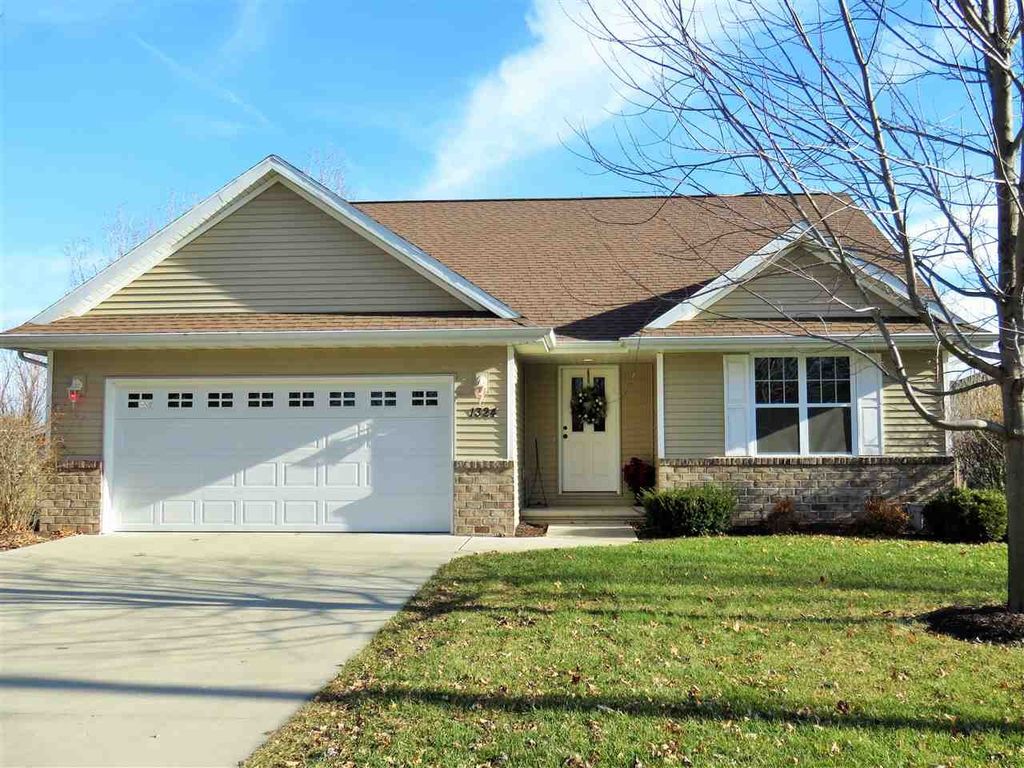 1324 Cardinal Ln, Green Bay, WI 54313