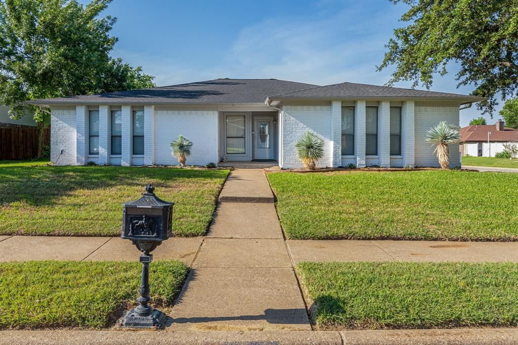 1400 Storm Ct E, Bedford, TX 76022