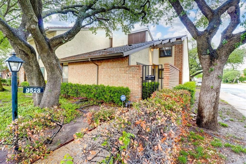 9528 Chimney Corner Ln, Dallas, TX 75243