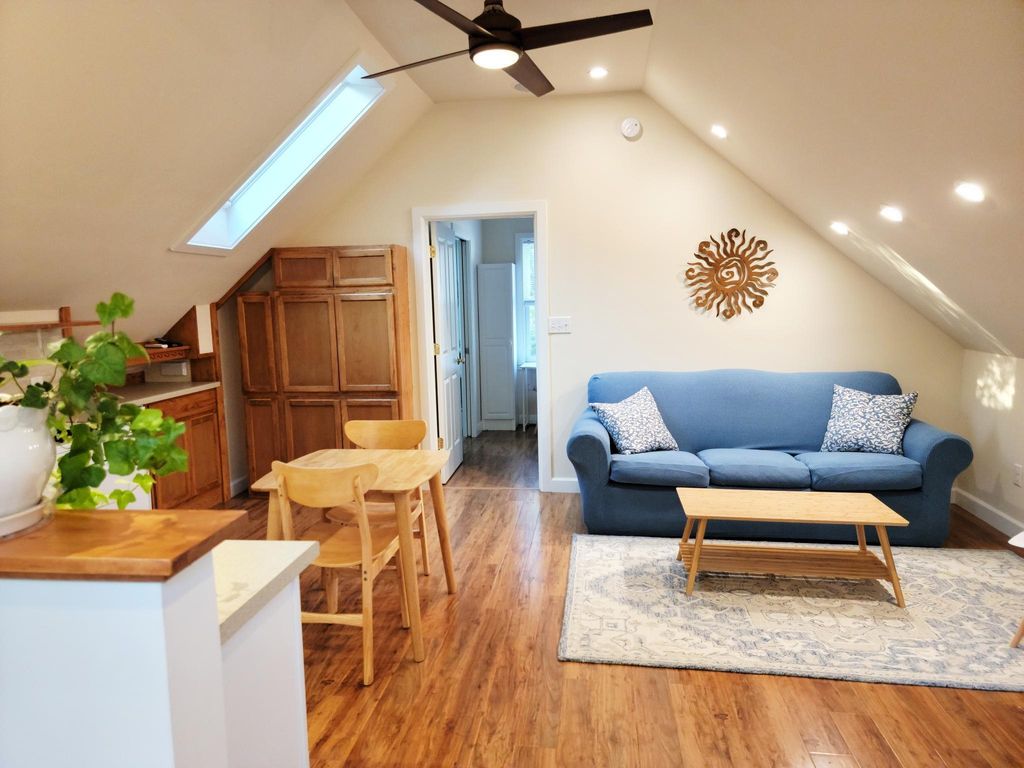 603 1/2 E Oregon St, Urbana, IL 61801