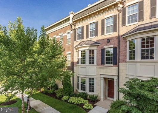 704 Quayside Ct, Oxon Hill, MD 20745