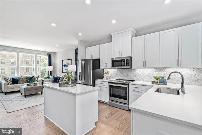 9428 Oak Bluff Dr, Montgomery Village, MD 20886
