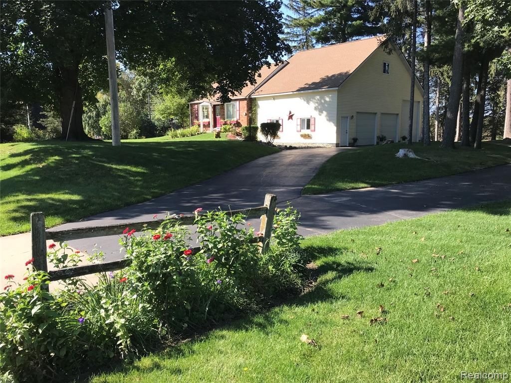 1117 N Bridge St, Linden, MI 48451