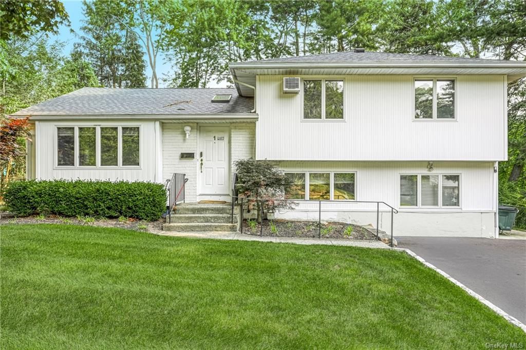 1 Sutton Rd, Monsey, NY 10952