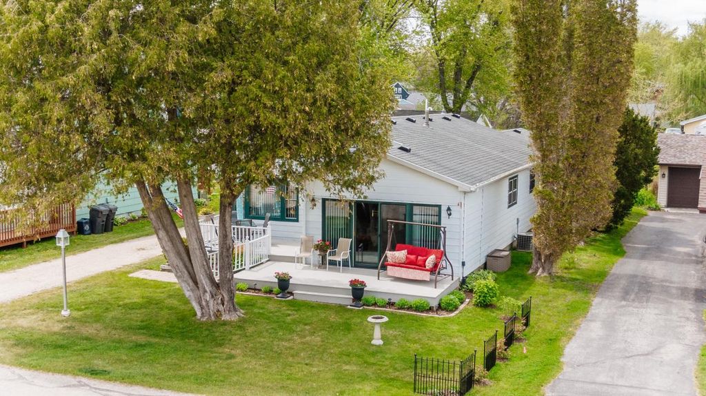 4211 Beach Ave, Delavan, WI 53115