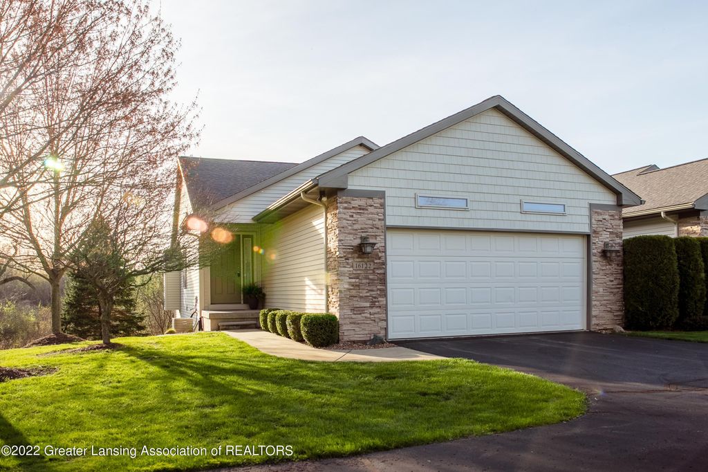 16122 Park Lake Rd, East Lansing, MI 48823