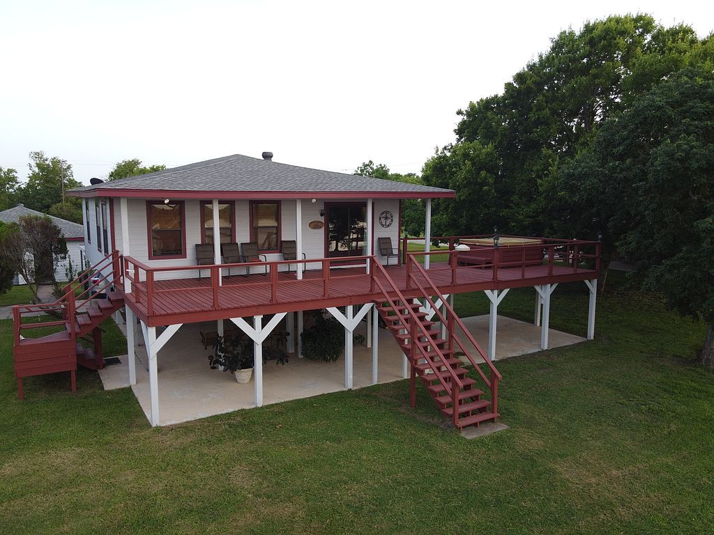 1547 Fairway Dr, Angleton, TX 77515