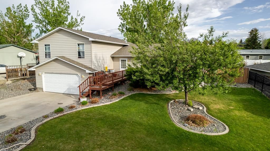 1044 River View Dr, Cody, WY 82414
