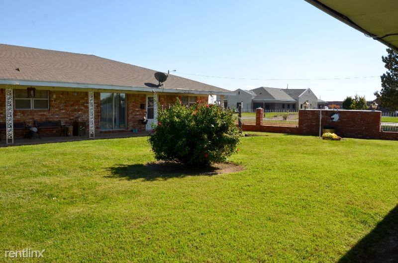 1406 E 1st St, Dumas, TX 2 Bed, 2 Bath MultiFamily Home 4 Photos