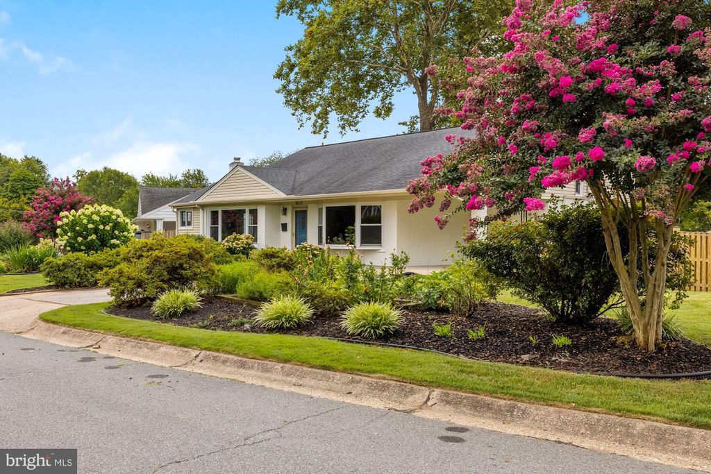 9612 Alta Vista Ter, Bethesda, MD 20814