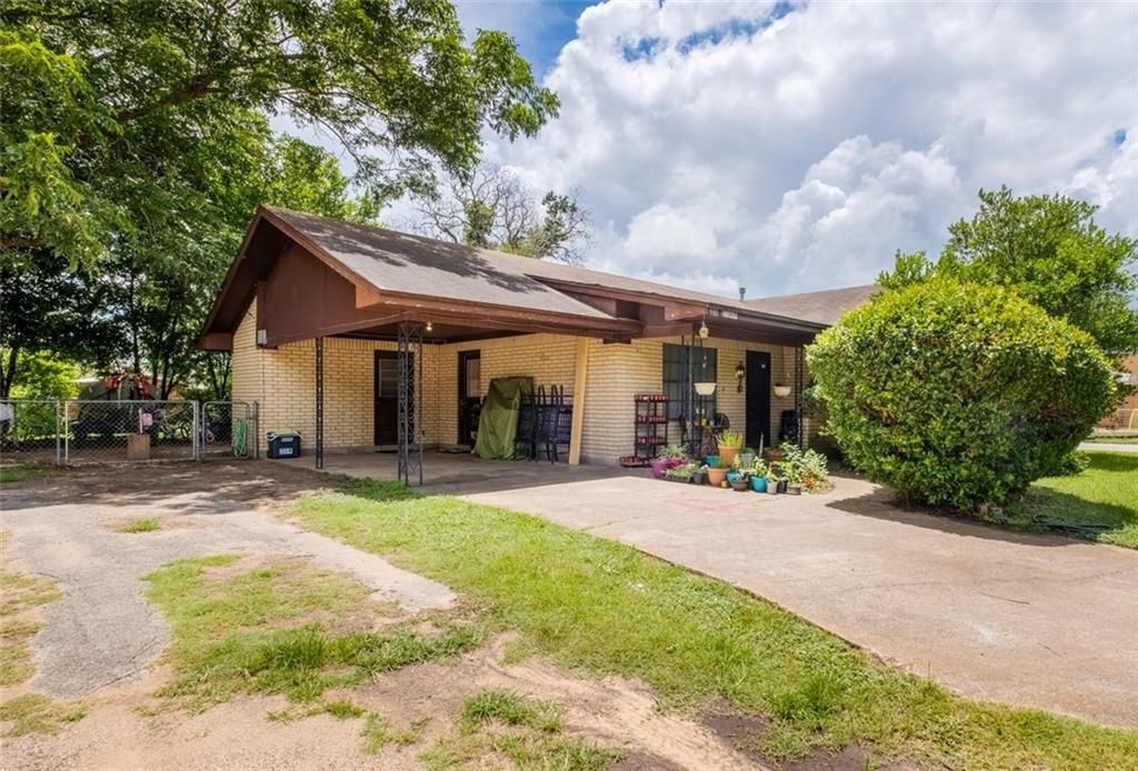 900 Bishop St, Smithville, TX 78957