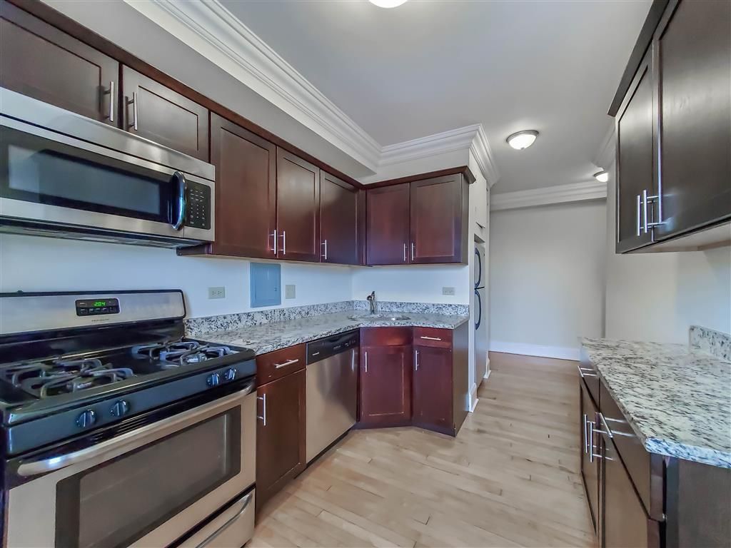 401-11 W Fullerton Pkwy, Chicago, IL 60614